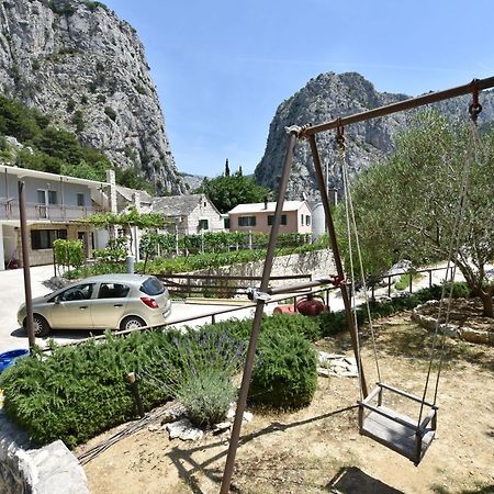 Apartment Petea Omis Exterior photo