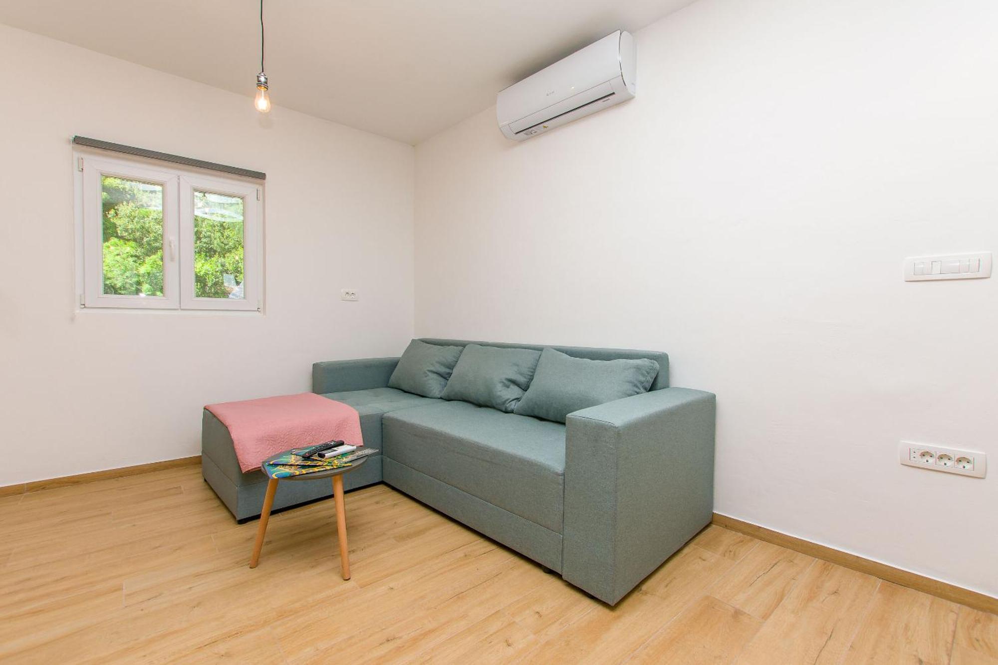 Apartment Petea Omis Exterior photo