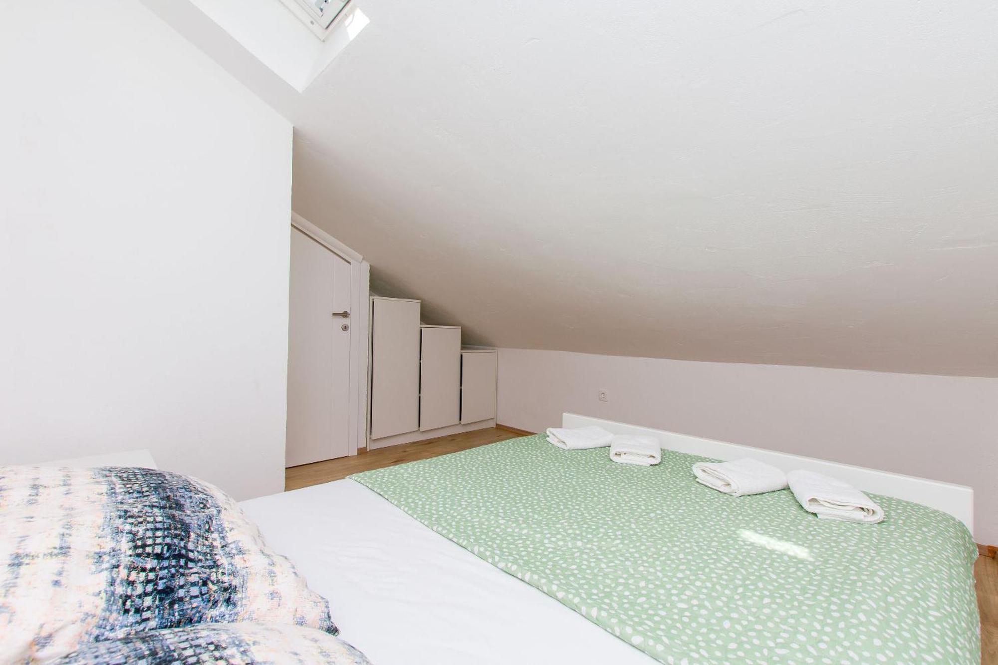 Apartment Petea Omis Exterior photo