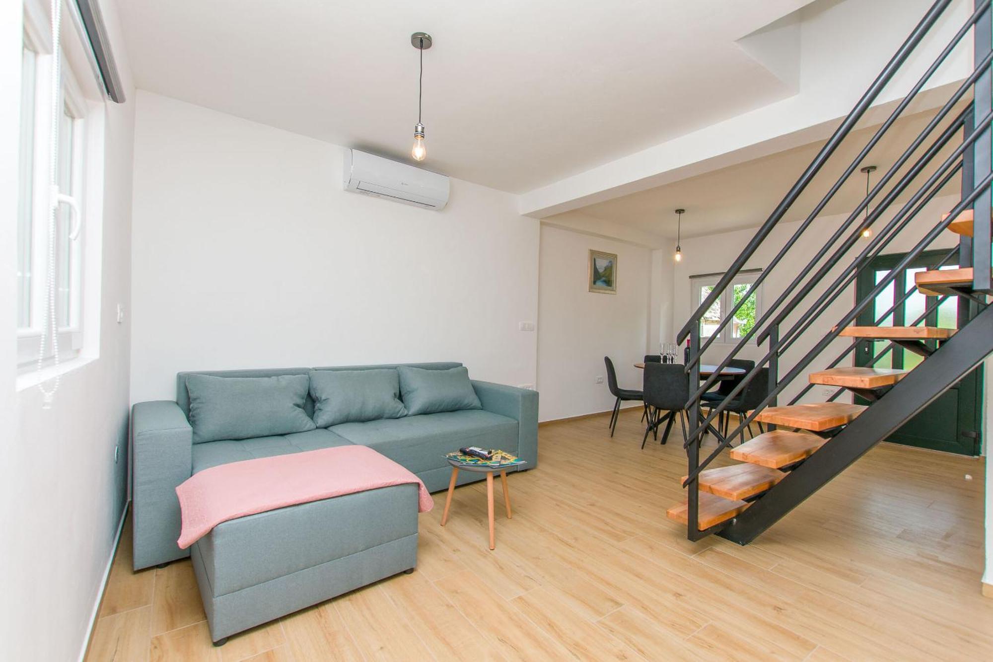 Apartment Petea Omis Exterior photo