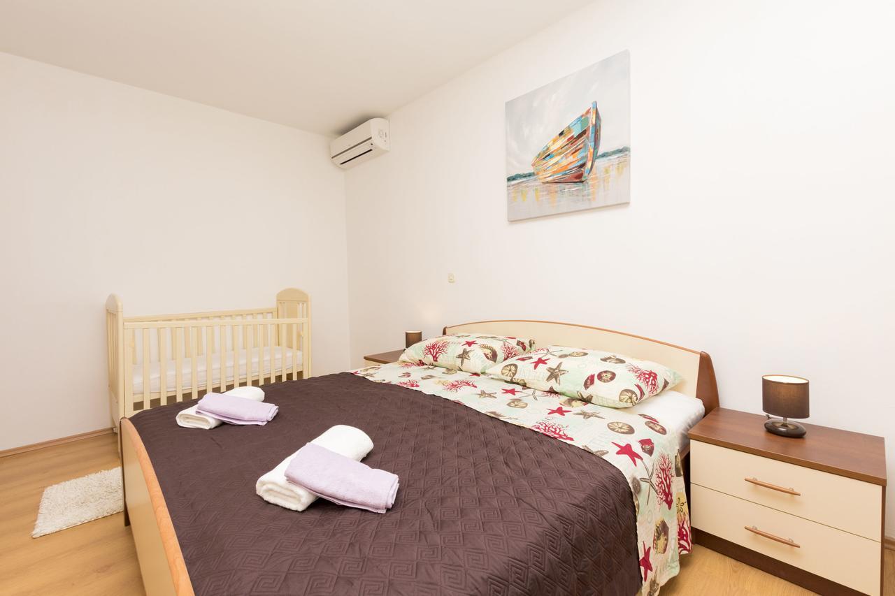 Apartment Petea Omis Room photo