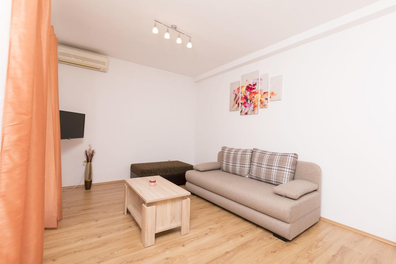 Apartment Petea Omis Exterior photo