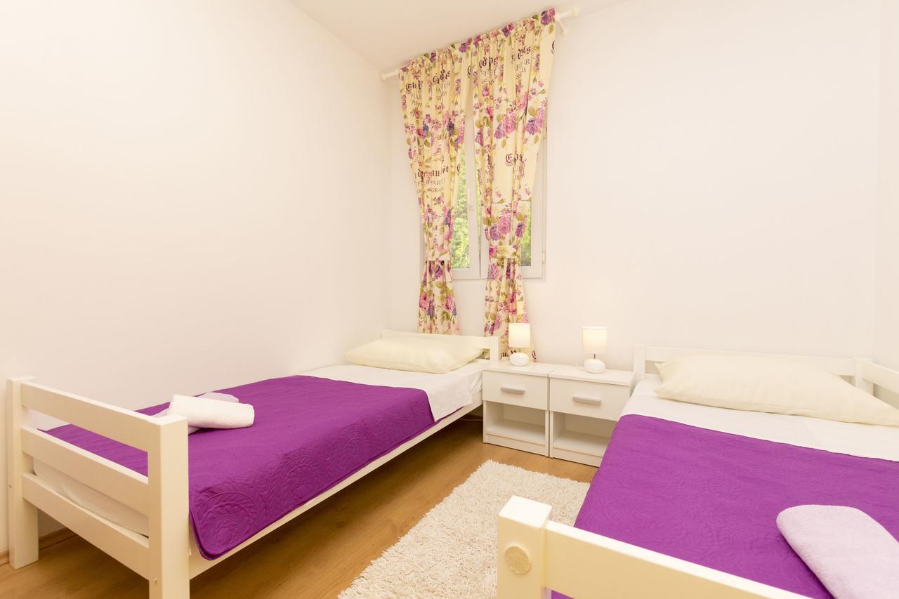 Apartment Petea Omis Exterior photo
