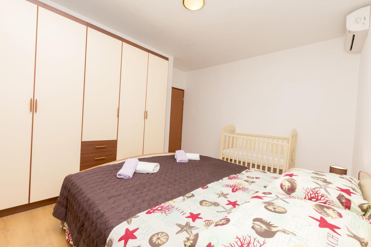 Apartment Petea Omis Exterior photo
