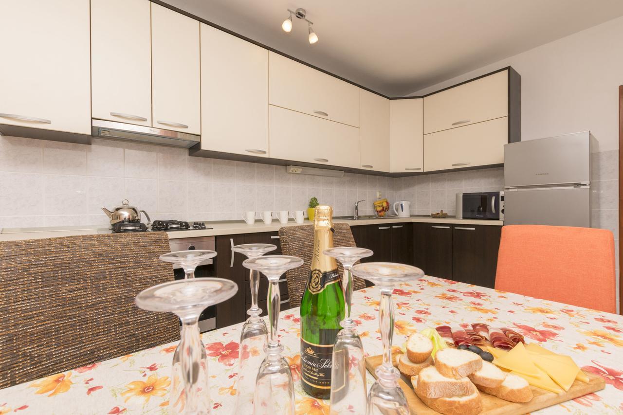 Apartment Petea Omis Exterior photo