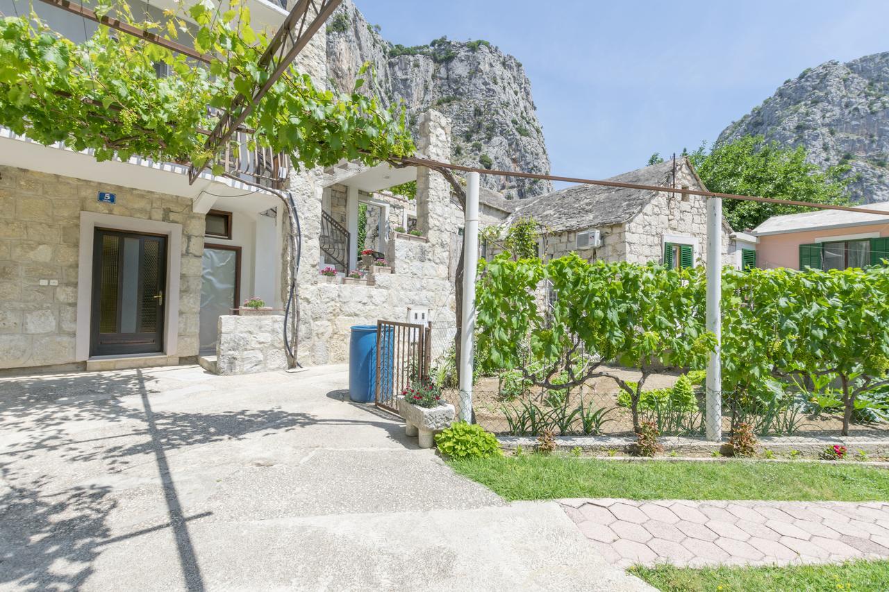 Apartment Petea Omis Exterior photo