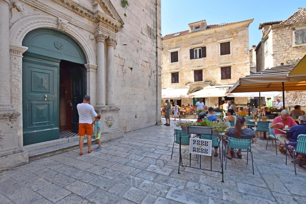 Apartment Petea Omis Exterior photo